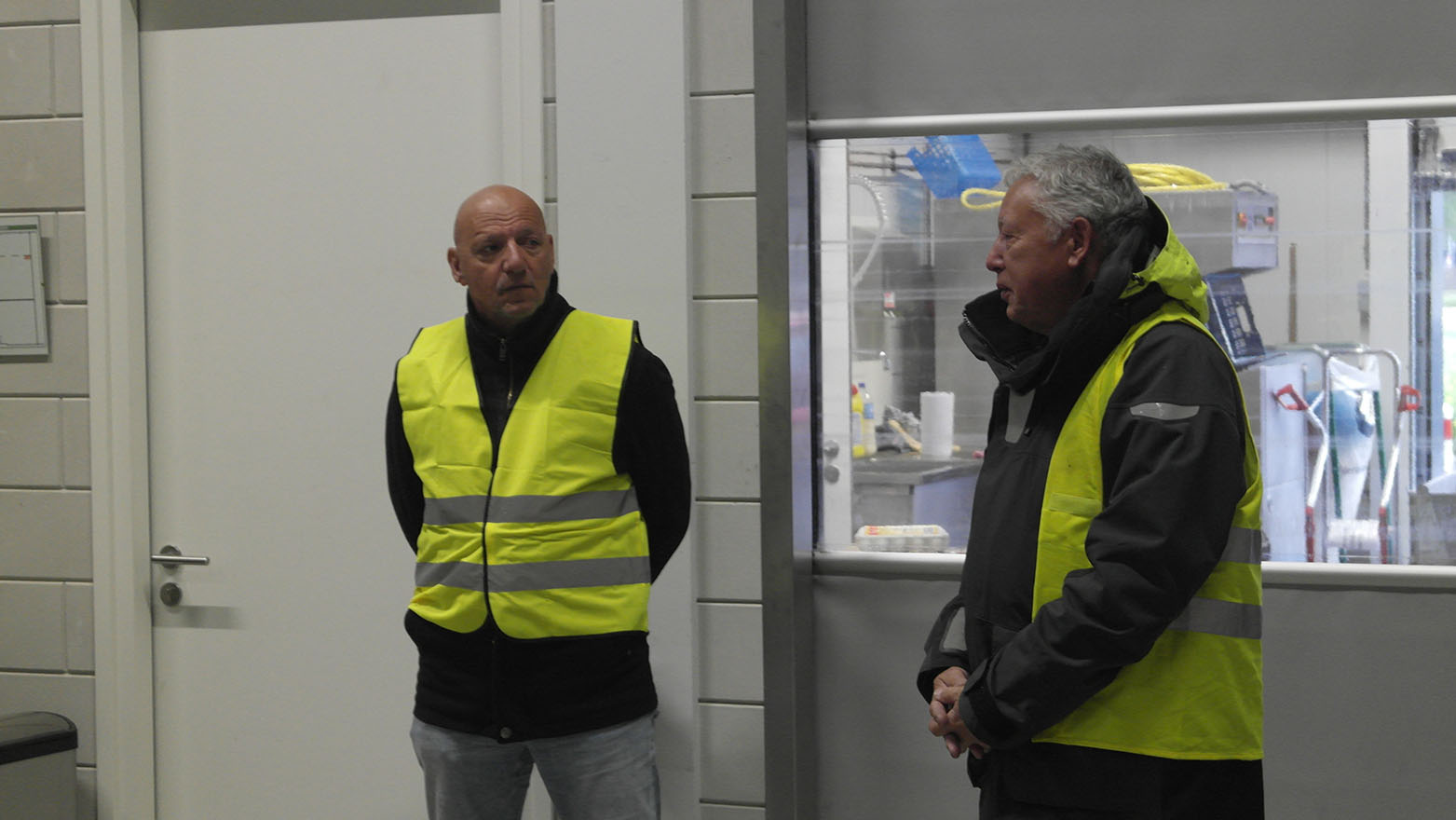 Wethouder Rip bezoekt corona-drive-thru Voedselbank Haarlemmermeer