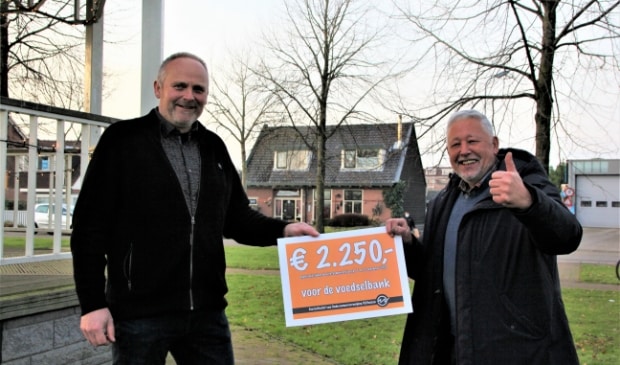 Voedselbank blij met cheque ondernemers Vijfhuizen